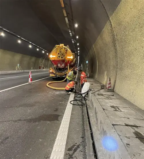 云阳隧道排水渠清淤